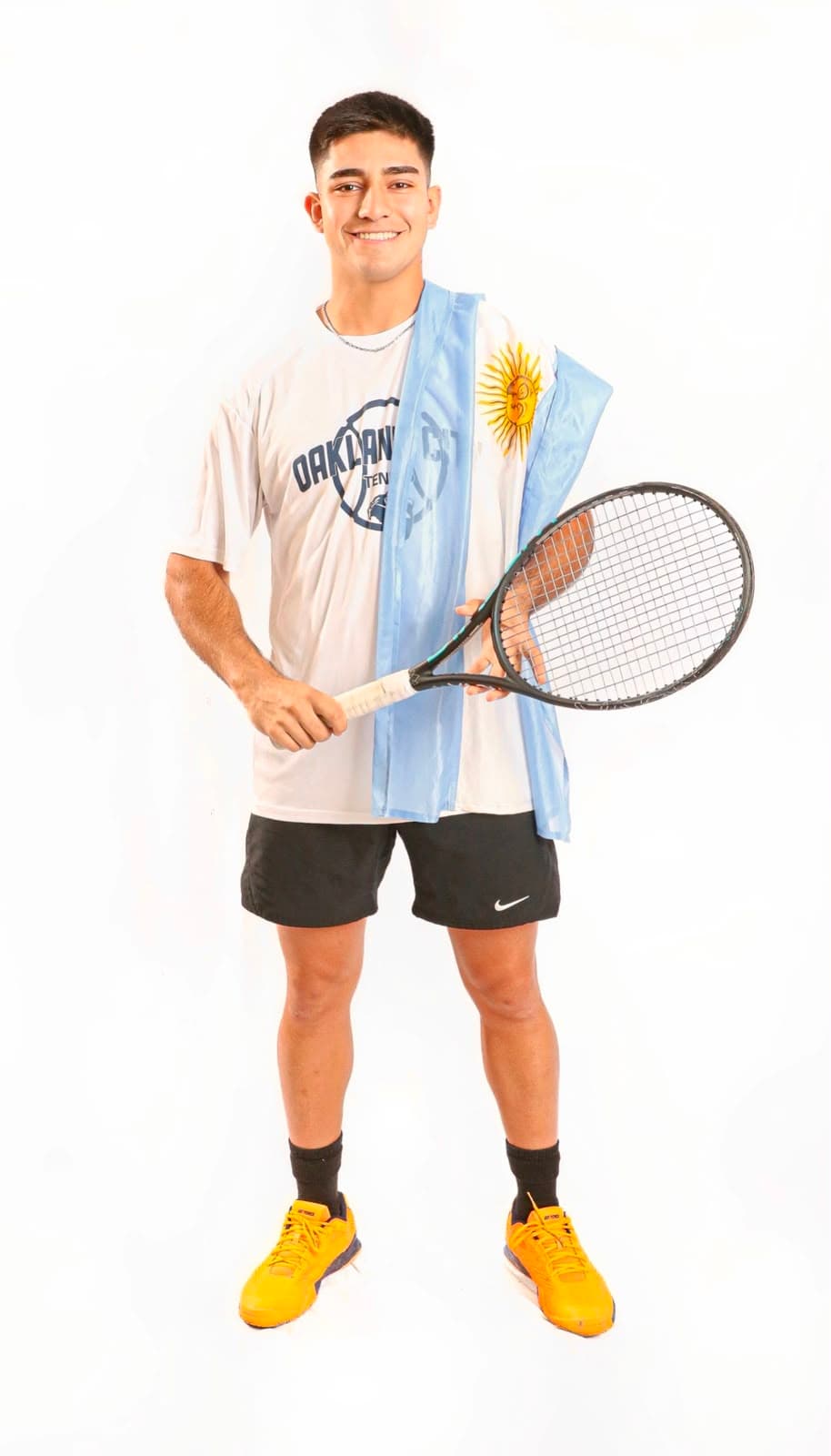 Estudiante-atleta en una cancha de tenis universitaria de EE. UU.