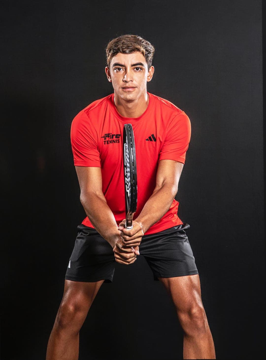 Estudiante-atleta con beca de tenis en una universidad de EE. UU.